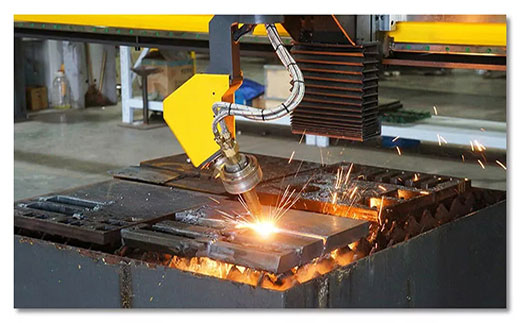 上海滬工10米超長(zhǎng)跨距無限回轉(zhuǎn)數(shù)控坡口切割機(jī)調(diào)試