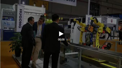 進(jìn)博會首日滬工意大利CEA展位參觀者關(guān)注機器人焊接系統(tǒng)